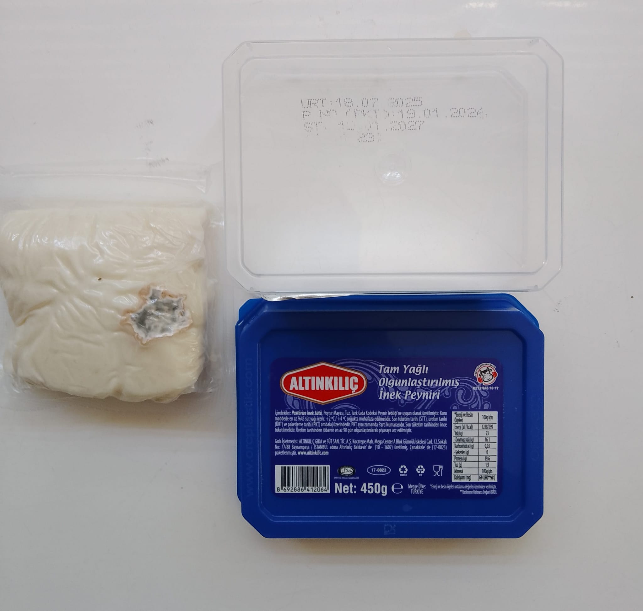 Kapalı Ambalajında Küflenen Altınkılıç Tam Yağlı Olgunlaştırılmış İnek Peyniri
